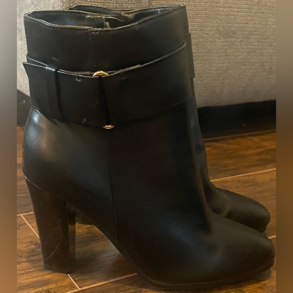NWT. Size 8 black boots. Chunky heel